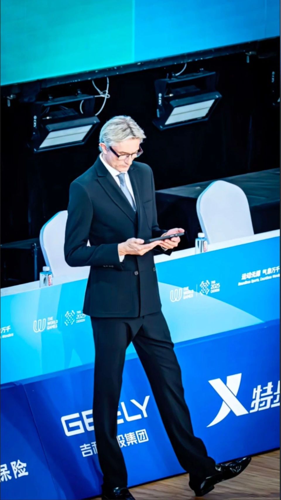 受新华社记